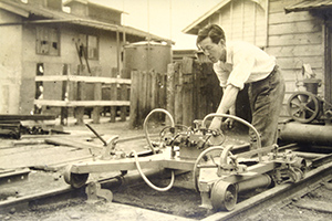 1950：鉄道保線機械を発明、日本国有鉄道へ納入