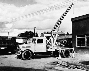 1955：日本初の油圧式トラッククレーン1号機OC-2型 完成