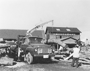 1963：高松市新田町に本社社屋完成、カーゴクレーンTM-2Hを発売[車両搭載型クレーン]